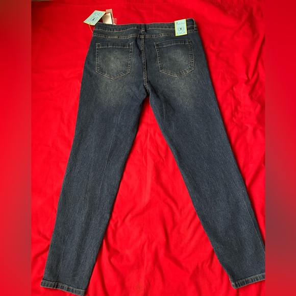 NWT—CeCe Women's Dark Blue Skinny Jeans with Button Accents - Picture 8 of 8